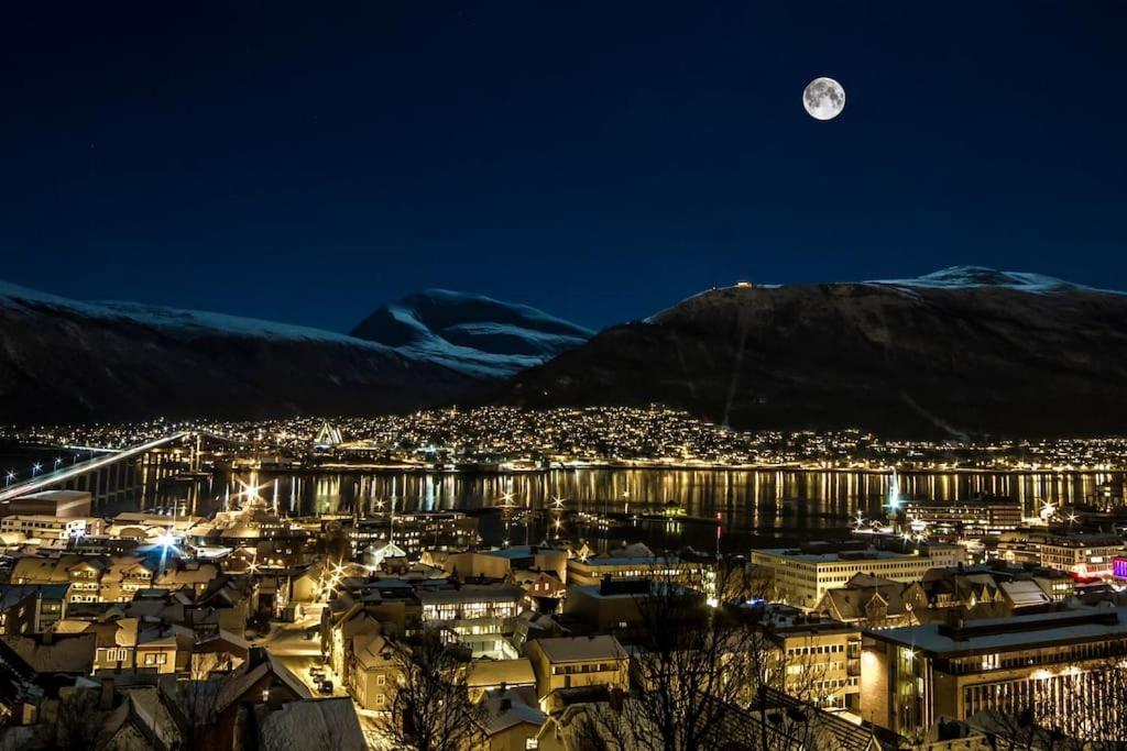 In The Heart Of The Aurora Borealis - Tromso City Екстер'єр фото