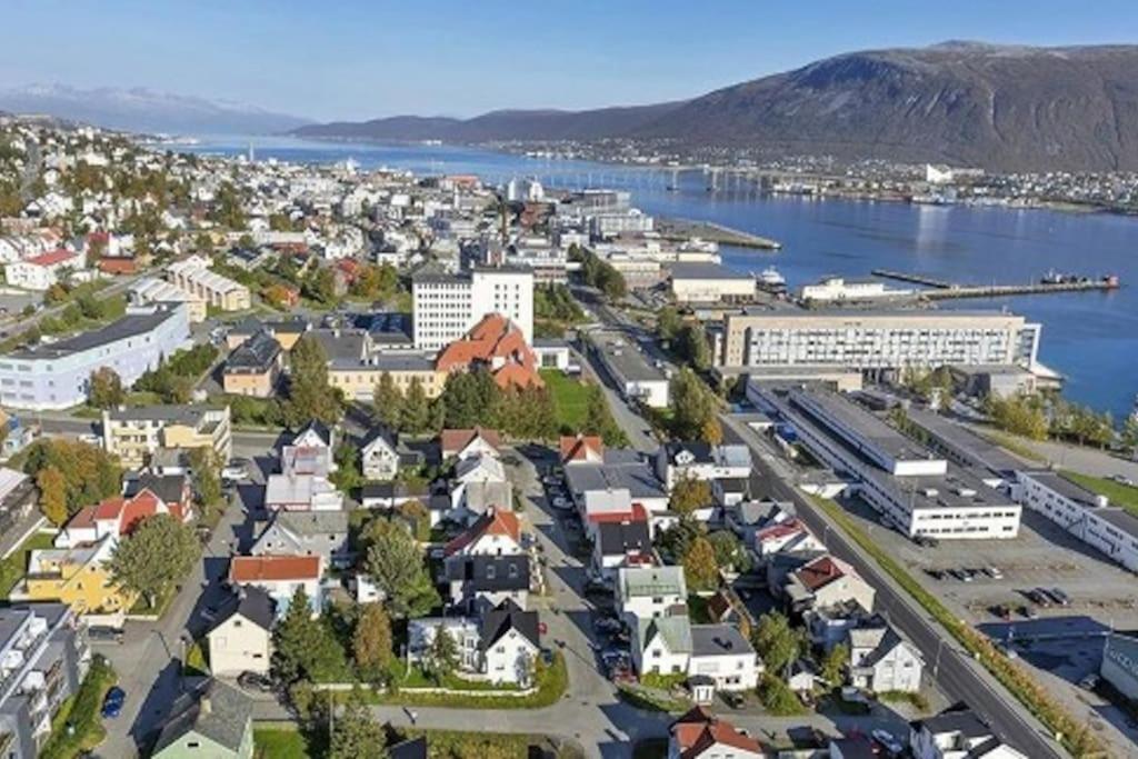 In The Heart Of The Aurora Borealis - Tromso City Екстер'єр фото