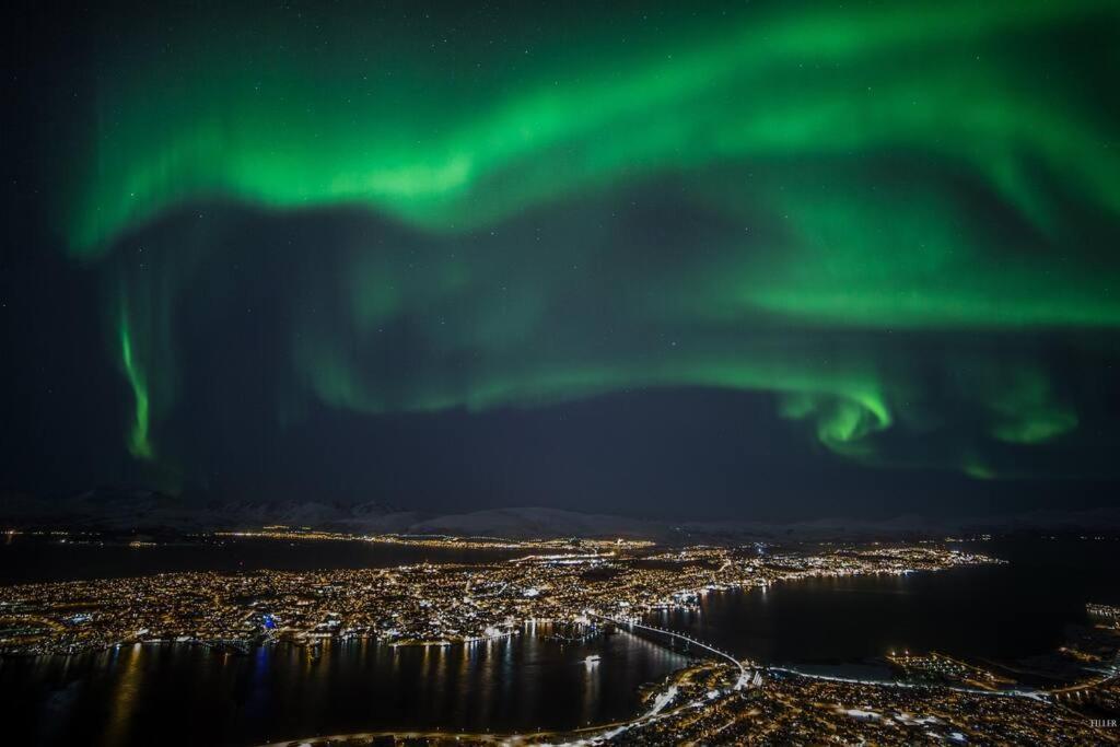 In The Heart Of The Aurora Borealis - Tromso City Екстер'єр фото